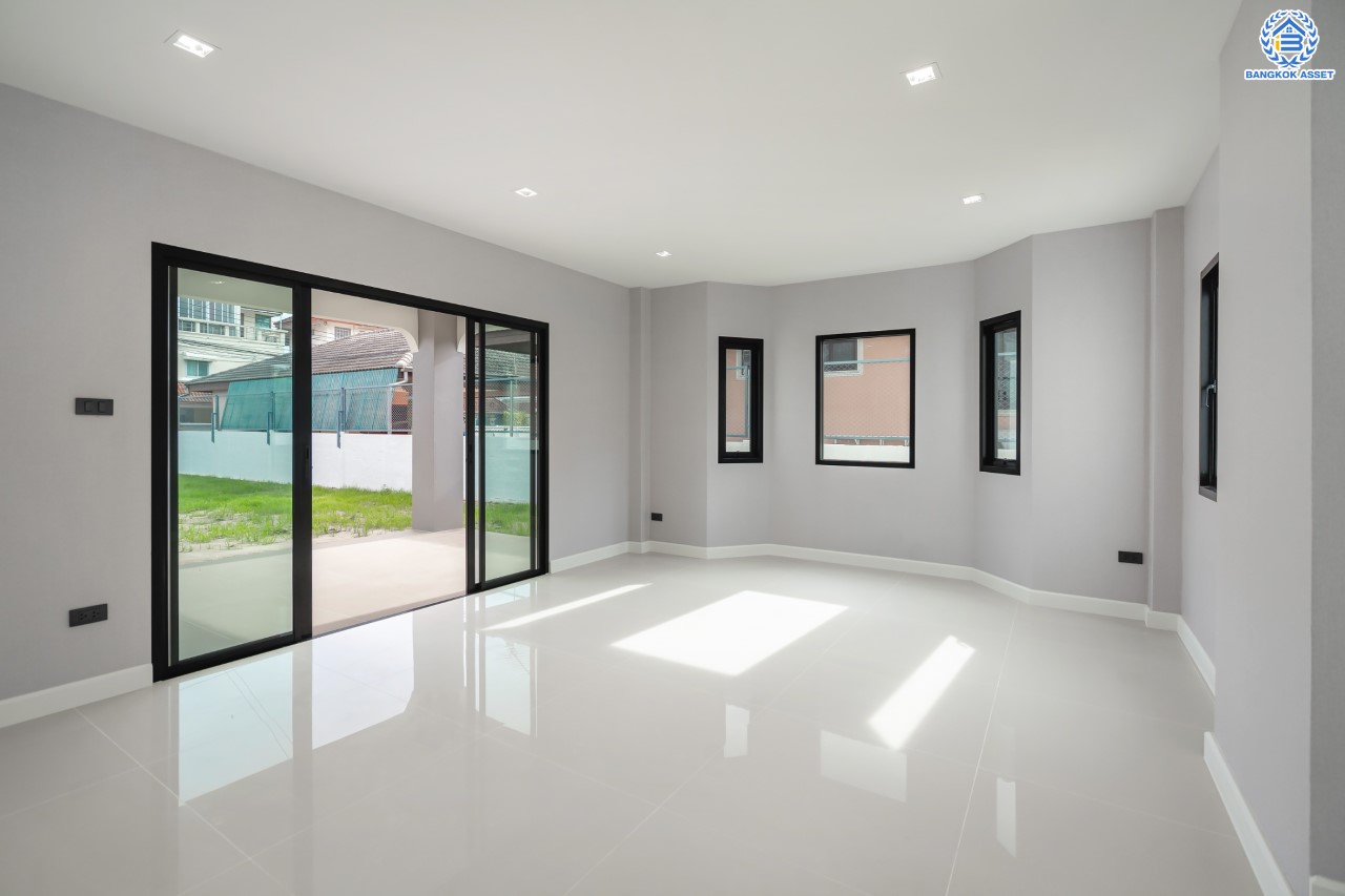 บ้านมือสองตกแต่งใหม่ ม.เมืองเอกประจิม พหลโยธิน87 ตกแต่งครบทุกฟังก์ชัน เนื้อที่ 200 ตร.ว. 3 ห้องนอน 5 ห้องน้ำ 1 ห้องรับรอง จอดรถได้ 3 คัน เชื่อมต่อทุกการเดินทาง ใกล้รถไฟฟ้าสายสีแดง "สถานีหลักหก"และทางด่วน "ศรีสมาน"